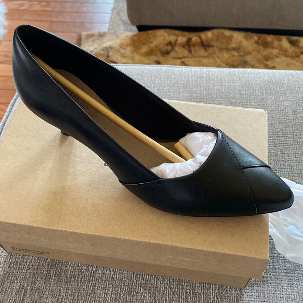 Clarks brand new with tags. Never worn. Cute short and comfy heal